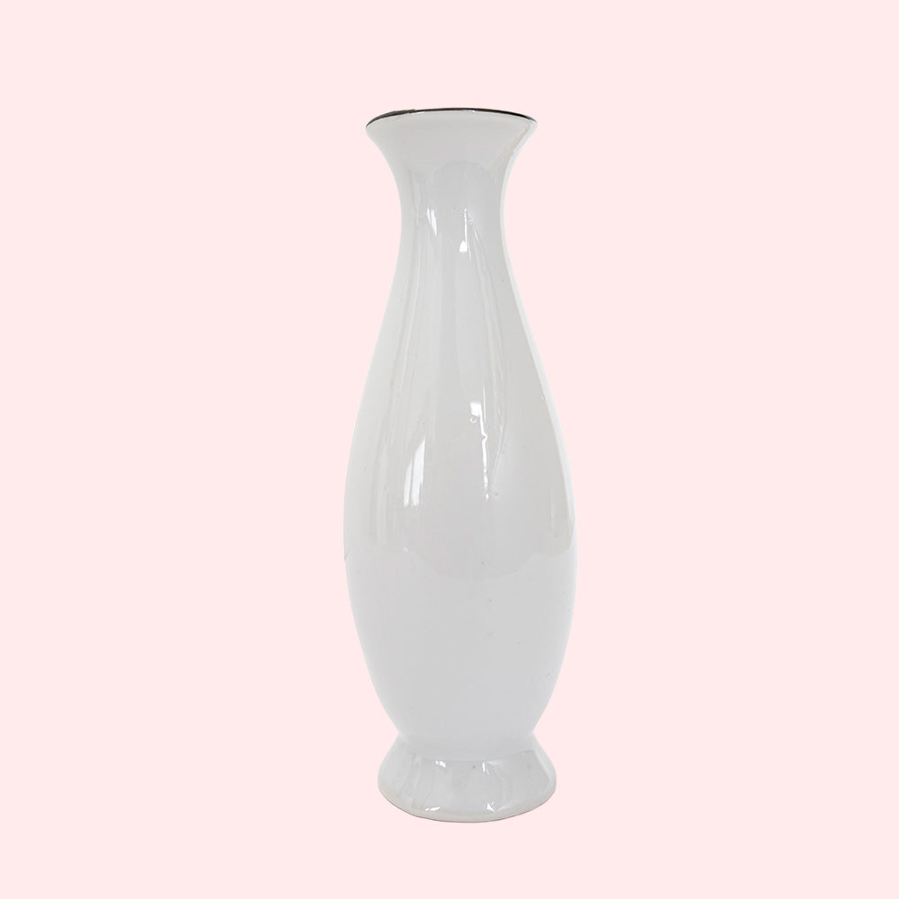 White vase with Pierrot design and a blakc rim. Seen from the back.